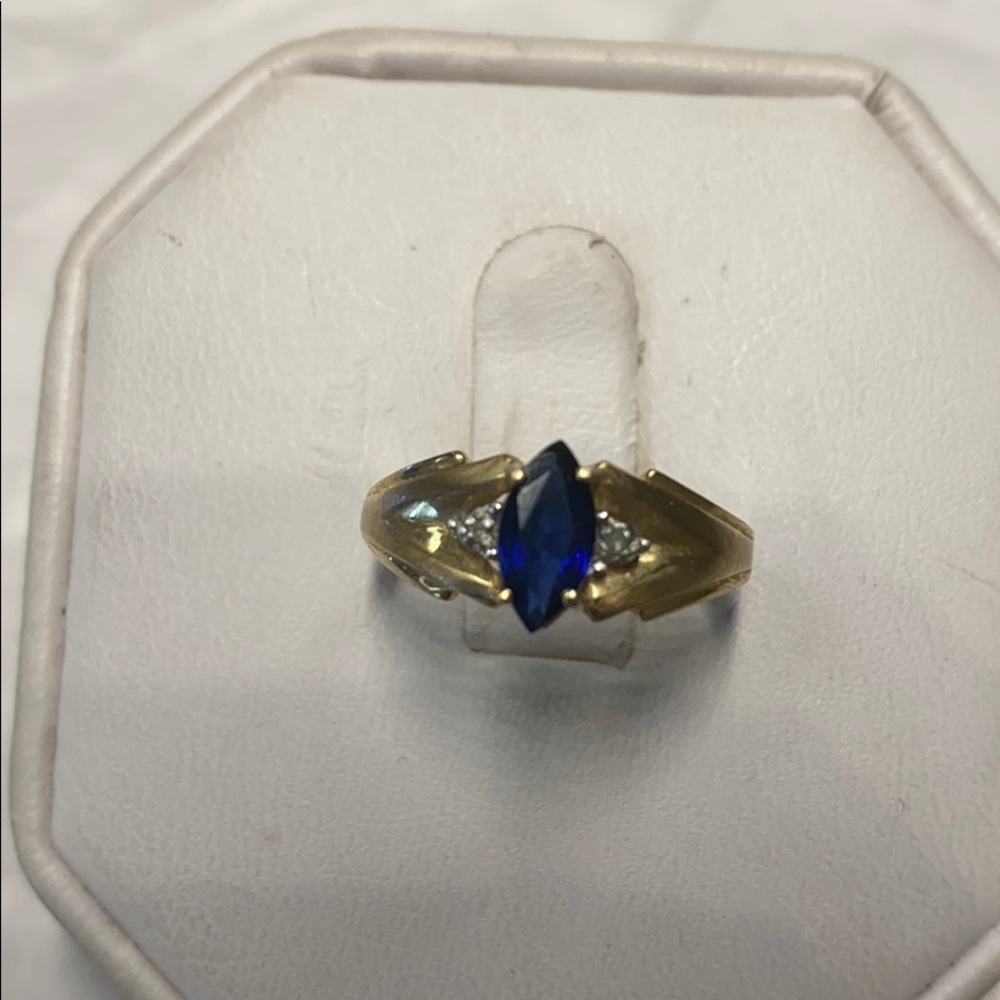 10IK yellow gold sapphire ring